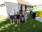 Společné odpoledne rodičů a dětí - natírání popelnic